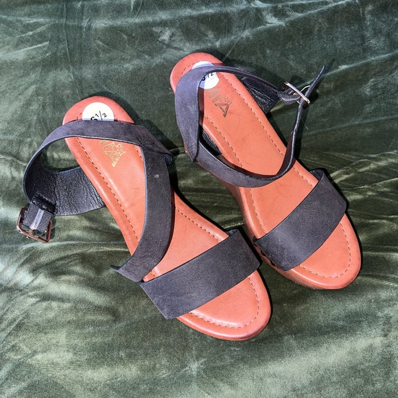 NEW Wedges MIA girl - Picture 2 of 9